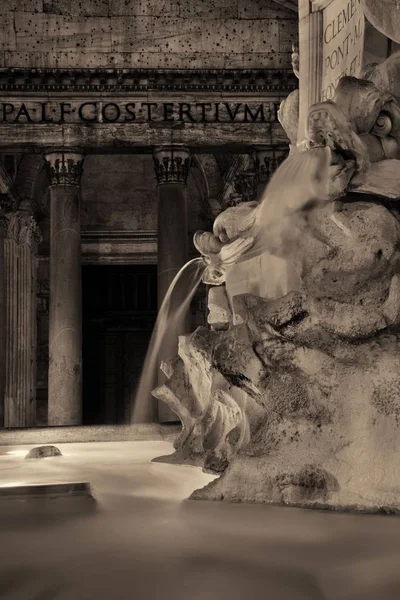 Pantheon på natten med fontän. — Stockfoto