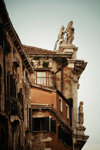 Estatua en la azotea del edificio histórico — Foto de Stock