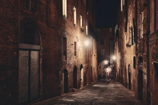 Siena vista de la calle noche — Foto de Stock