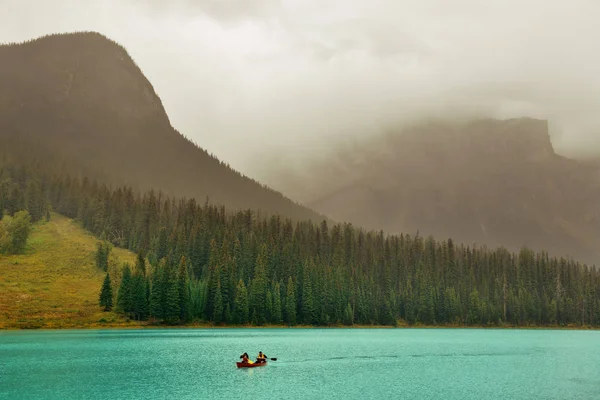 Emerald Λίμνη Ομίχλη Στο Εθνικό Πάρκο Yoho Καναδάς — Φωτογραφία Αρχείου