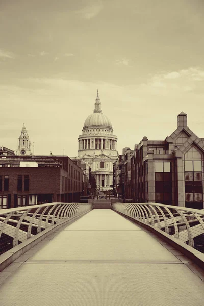 ロンドンの聖パウロ大聖堂とミレニアム橋 — ストック写真