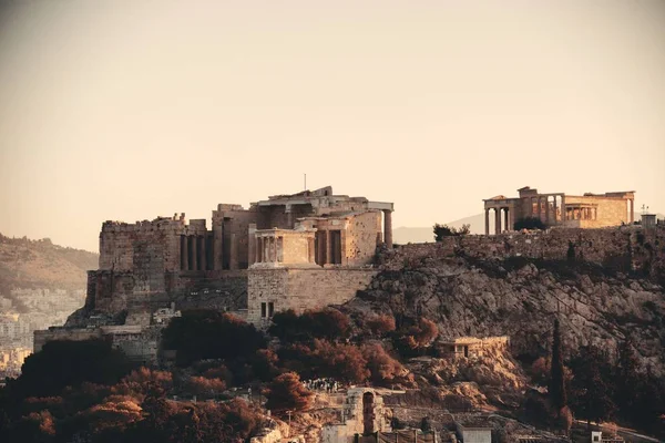 希腊雅典日出时山顶上的雅典卫城历史遗迹 — 图库照片