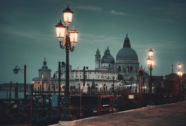 Lamppu Kirkko Santa Maria Della Salute Yöllä Venetsiassa Italiassa — kuvapankkivalokuva