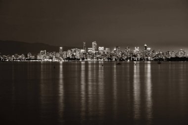 Vancouver şehir manzarası yansımaları ile gece.
