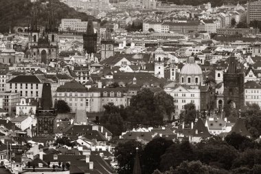 Prag, Çek Cumhuriyeti 'ndeki tarihi binalarla çatısı manzaralı.