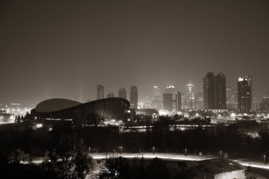 Gece, Kanada cityscape Calgary Alberta.