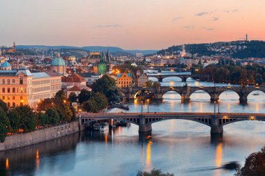 Çek Cumhuriyeti 'nde Prag ufuk çizgisi ve nehir üzerinden köprü.
