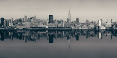 New York City gökdelenleri yansımalı şehir manzarası.
