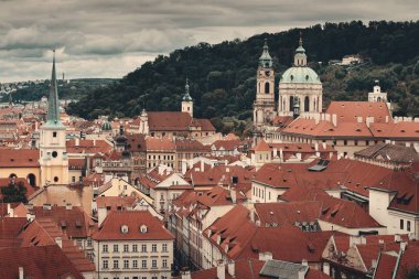 Prag, Çek Cumhuriyeti 'ndeki tarihi binalarla çatısı manzaralı.