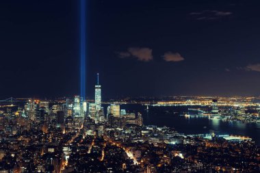 New York City şehir merkezi gökyüzü manzaralı 11 Eylül anma ışığı.