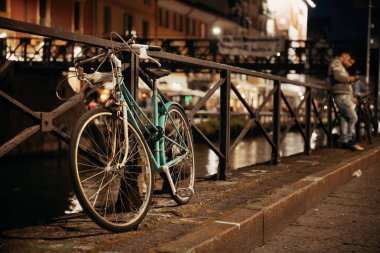 İtalya, Milan 'da Naviglio Grande Kanalı' nın rıhtımında bir bisiklet parkı..