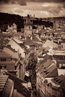 Prag, Çek Cumhuriyeti 'ndeki tarihi binalarla çatısı manzaralı.