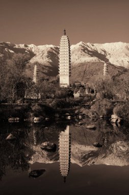 Dali 'nin eski kasabasında göl yansıması olan antik tapınak, Yunnan, Çin.