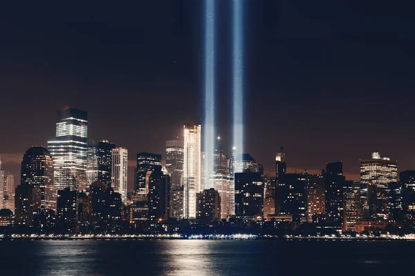 New York şehir merkezi şehir mimarisi gece ve 11 Eylül anma ışığı