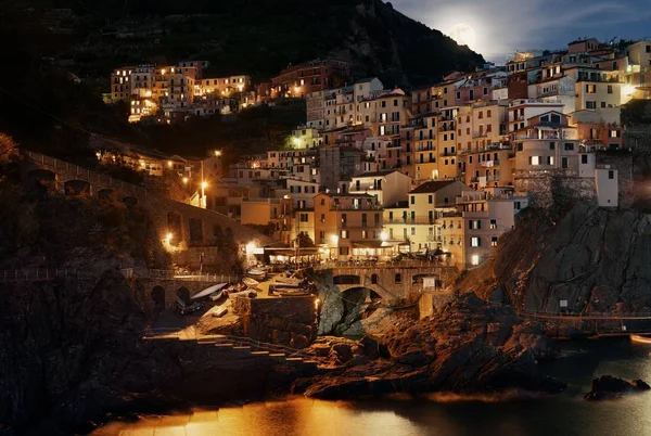 Manarola Com Vista Para Mar Mediterrâneo Nascer Lua Com Edifícios — Fotografia de Stock