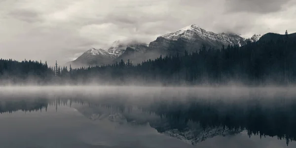 在一个雾蒙蒙的早晨 赫伯特湖全景 冰山一角映照在加拿大班夫国家公园 — 图库照片