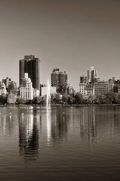 Central Park Doğu Yakasındaki Çeşme Gökdelenler New York Sonbaharda Gölün — Stok fotoğraf