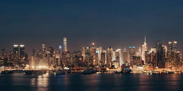 New York Hudson Nehri Üzerinde Gökdelenleri Olan Bir Gökdelen — Stok fotoğraf