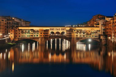 Ponte Vecchio Floransa, İtalya gece Arno Nehri üzerinde.