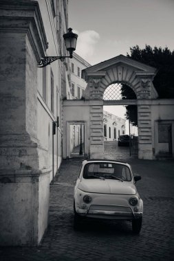 Roma, İtalya eski model araba ile sokak görünümü.