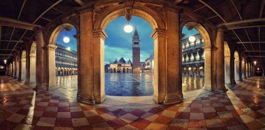 Koridor gece panorama görüntülemek, Piazza San Marco Venedik, İtalya.