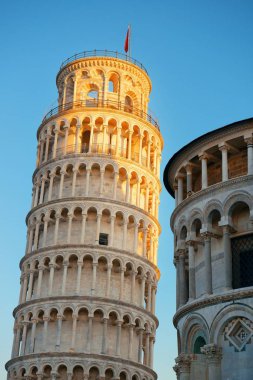 İtalya, Pisa 'daki eğik kule dünya çapında bilinen bir simgedir..