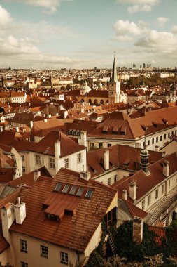 Prag, Çek Cumhuriyeti 'ndeki tarihi binalarla çatısı manzaralı.