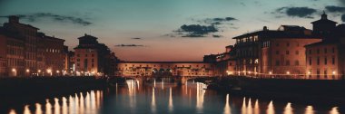 Ponte Vecchio üzerinde gece Arno Nehri Panoraması Floransa, İtalya.
