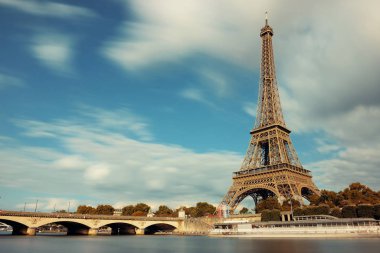 Paris, Fransa 'da Seine Nehri ve Eyfel Kulesi.