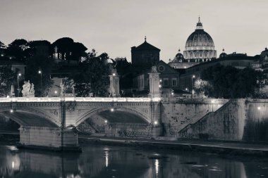 Vatikan 'da Tiber Nehri ve St. Peters Bazilikası siyah beyaz