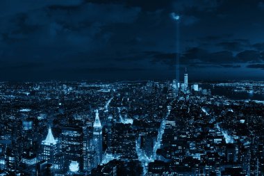 New York'un şehir manzarası gece görünümü ve 911 haraç ışık.