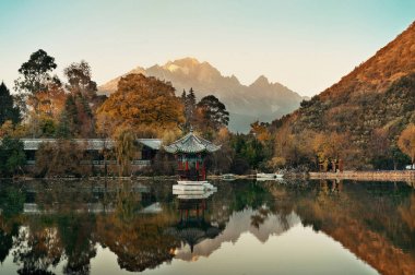 Lijiang 'da Kara Ejder Havuzu, Yunnan, Çin.