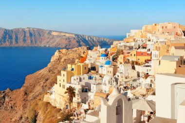 Yunanistan 'daki binalarla Santorini silueti.