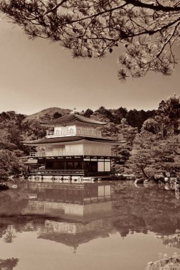 Kyoto, Japonya 'daki tarihi yapısına sahip Kinkaku-ji tapınağı..