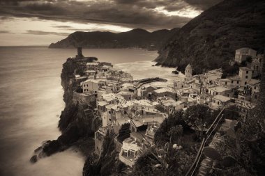Vernazza, İtalya Cinque Terre 'de kayaların üzerinde siyah beyaz binalar..