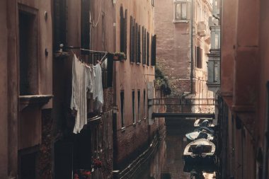 Venice Kanalı 'ndaki tekne parkında. İtalya.