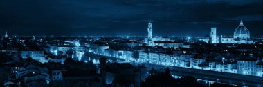Floransa Katedrali 'nin gökdeleni Piazzale Michelangelo' dan gece manzaralı.