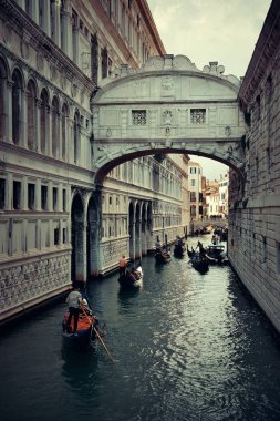 Köprü Sighs ünlü ve gondol Venedik, İtalya.