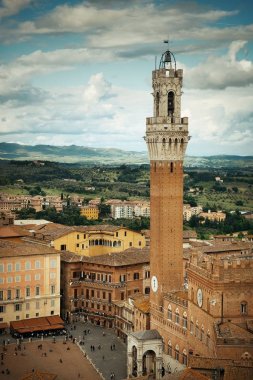 Ortaçağ kenti Siena tarihi binalar ve İtalya 'daki Belediye Zil Kulesi ile ufuk çizgisi manzarası