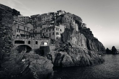 Manarola, İtalya 'nın Cinque Terre kentindeki uçurumun üzerindeki binalarla Akdeniz' e tepeden bakar. Siyah ve beyaz.