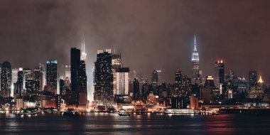 Manhattan şehir merkezi gökdelenleri ve New York City gökyüzü gece sisli olacak.