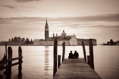 Venedik, İtalya San Giorgio Maggiore Kilisesi önünde severler.