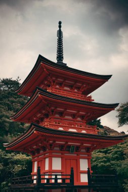 Japonya, Kyoto 'daki Jishu Jinja Tapınağı' ndaki Pagoda Kulesi..