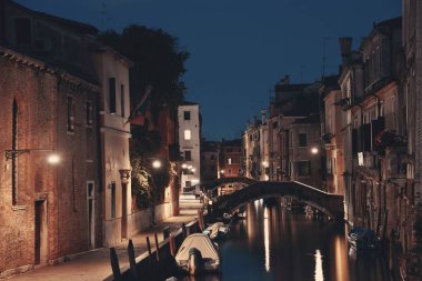 Venedik kanalı gece köprüsü ve tarihi binalarla birlikte. İtalya.