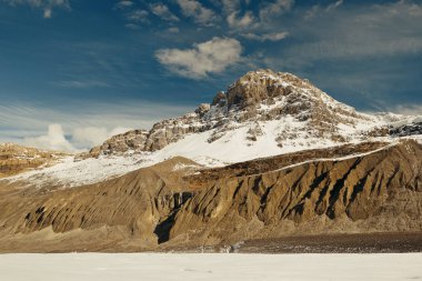 Banff Jasper Ulusal Parkı, Kanada 'da karla kaplı dağları olan Kolombiya Buz Sahası. 