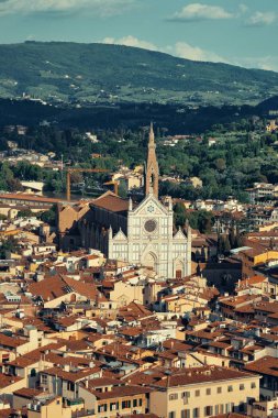 Bazilika di Santa Croce İtalyan İhtişamları Tapınağı olarak bilinir ve en ünlü İtalyanların bazılarının gömüldüğü yerdir.. 