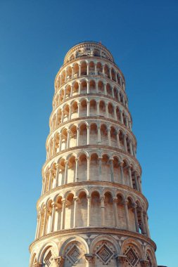 İtalya, Pisa 'daki eğik kule dünya çapında bilinen bir simgedir..