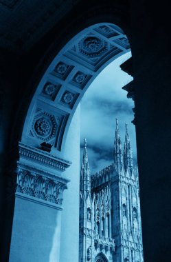 Milan Katedrali İtalya 'da kemer yoluyla izlendi. 