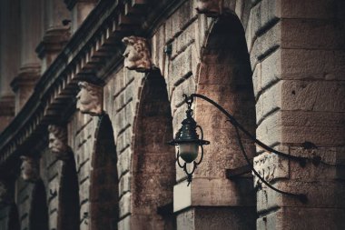 Venedik, İtalya'da tarihi bina ile sokak lambası.