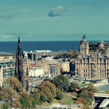 Tarihi mimarisi olan Edinburgh şehrinin çatı manzarası. Birleşik Krallık.